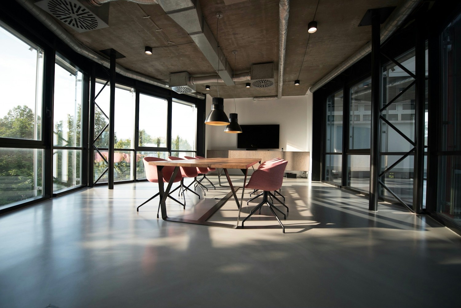 Lichtdurchflutete Architektur mit klaren Linien und offenen Perspektiven